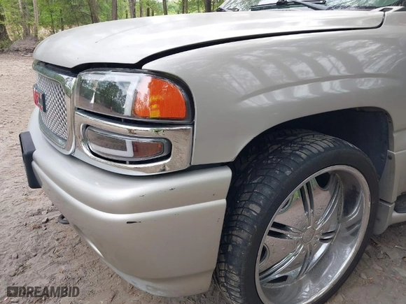 2004 GMC Yukon XL Denali with VIN 1GKFK66U34J280549, listed as a IAAI auction lot 42086519 with 386,587 mi miles. Bid and sale history available at carsss.com. Image 6.