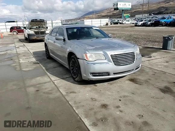 2013 Chrysler 300 z VIN 2C3CCAAG2DH572389, wystawiony jako Copart lot #47327315 z przebiegiem 144 262 mil mil oraz Szkoda całkowita • Salvage title. Historia ofert i sprzedaży dostępna na DreamBid. Obrazek 10.