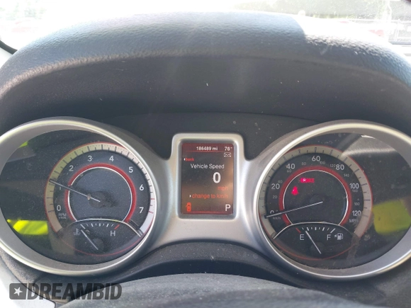 2015 Dodge Journey SE z VIN 3C4PDCAB7FT572716, wystawiony jako IAAI lot #42010091 z przebiegiem 186 489 mil mil oraz . Historia ofert i sprzedaży dostępna na DreamBid. Obrazek 7.