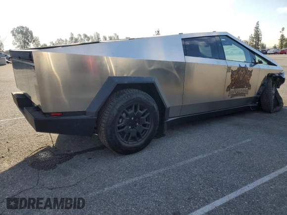 2024 Tesla Cybertruck z VIN 7G2CEHED8RA014228, wystawiony jako Copart lot #49007345 z przebiegiem 10 050 mil mil oraz Szkody całkowita. Historia ofert i sprzedaży dostępna na DreamBid. Obrazek 3.