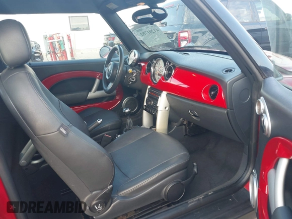 2008 MINI Convertible z VIN WMWRF33578TF68318, wystawiony jako IAAI lot #41201782 z przebiegiem 119 649 mil mil oraz . Historia ofert i sprzedaży dostępna na DreamBid. Obrazek 5.