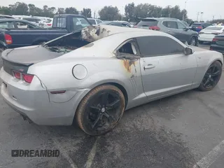 2011 Chevrolet Camaro 2LT z VIN 2G1FC1ED4B9102650, wystawiony jako IAAI lot #42497505 z przebiegiem Nie podano mil oraz . Historia ofert i sprzedaży dostępna na DreamBid. Obrazek 4.