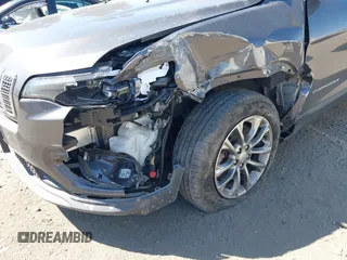 2020 Jeep Cherokee Latitude Plus z VIN 1C4PJLLB9LD605920, wystawiony jako IAAI lot #41905767 z przebiegiem 63 826 mil mil oraz . Historia ofert i sprzedaży dostępna na DreamBid. Obrazek 6.