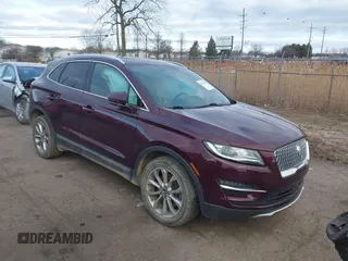 2019 Lincoln MKC Select z VIN 5LMCJ2D93KUL21128, wystawiony jako IAAI lot #41810836 z przebiegiem 82 020 mil mil oraz . Historia ofert i sprzedaży dostępna na DreamBid. Obrazek 1.