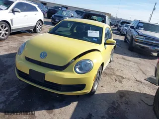 2012 Volkswagen Beetle 2.5L with VIN 3VWJX7AT4CM614212, listed as a IAAI auction lot 41477306 with 1 mi miles. Bid and sale history available at carsss.com. Image 2.