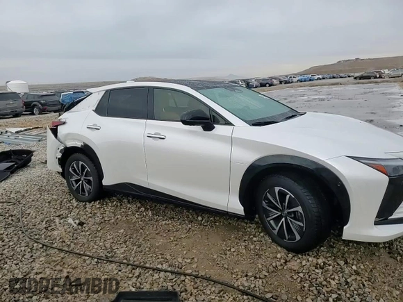 2024 Lexus RZ 450e Premium z VIN JTJAAAAB8RA023618, wystawiony jako Copart lot #43230375 z przebiegiem 8307 mil mil oraz Szkody całkowita. Historia ofert i sprzedaży dostępna na DreamBid. Obrazek 14.