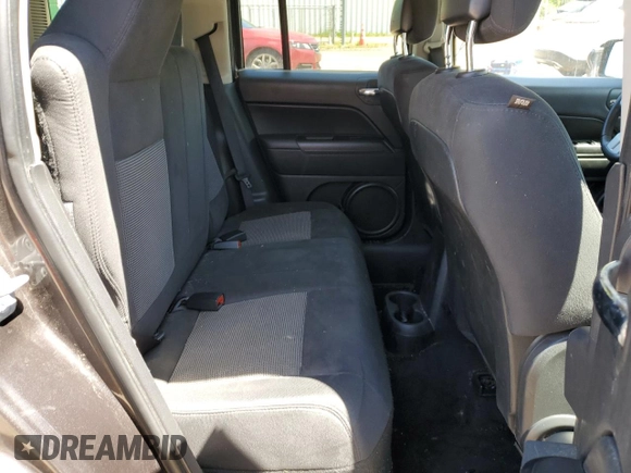 2014 Jeep Patriot Latitude z VIN 1C4NJRFB6ED817392, wystawiony jako Copart lot #52930055 z przebiegiem 126 813 mil mil oraz Szkoda całkowita • Salvage title. Historia ofert i sprzedaży dostępna na DreamBid. Obrazek 11.