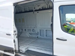 2023 Ford Transit Cargo z VIN 1FTBR3U86PKA69175, wystawiony jako IAAI lot #42520049 z przebiegiem 50 866 mil mil oraz . Historia ofert i sprzedaży dostępna na DreamBid. Obrazek 8.