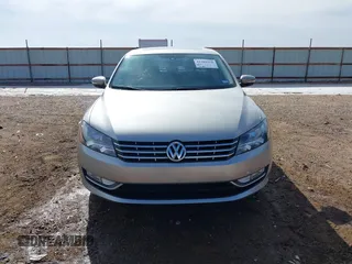 2014 Volkswagen Passat SEL Premium z VIN 1VWCN7A33EC013425, wystawiony jako IAAI lot #41381958 z przebiegiem 104 692 mil mil oraz . Historia ofert i sprzedaży dostępna na DreamBid. Obrazek 12.