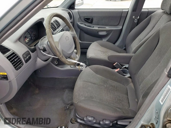 2003 Hyundai Accent GL z VIN KMHCG45C73U481294, wystawiony jako Copart lot #55958005 z przebiegiem 136 964 mil mil oraz Czysty tytuł • Clean title. Historia ofert i sprzedaży dostępna na DreamBid. Obrazek 7.