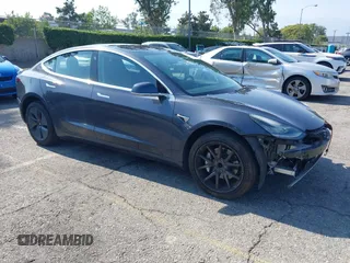 2018 Tesla Model 3 Long Range Battery z VIN 5YJ3E1EA2JF039262, wystawiony jako IAAI lot #42463443 z przebiegiem 77 482 mil mil oraz . Historia ofert i sprzedaży dostępna na DreamBid. Obrazek 1.