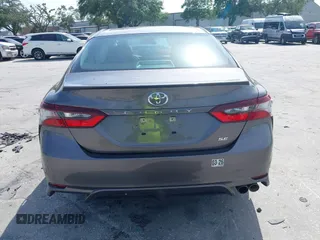 2024 Toyota Camry SE z VIN 4T1G11AK8RU901040, wystawiony jako IAAI lot #41977610 z przebiegiem 12 694 mil mil oraz . Historia ofert i sprzedaży dostępna na DreamBid. Obrazek 16.