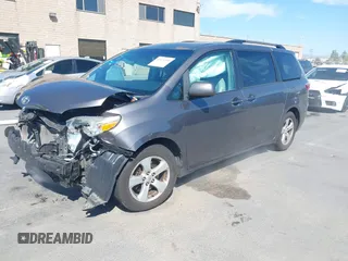 2016 Toyota Sienna LE AAS z VIN 5TDKK3DC3GS759709, wystawiony jako IAAI lot #42374590 z przebiegiem 78 300 mil mil oraz . Historia ofert i sprzedaży dostępna na DreamBid. Obrazek 2.
