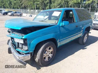 1995 Chevrolet Tahoe z VIN 1GNEK18K9SJ313628, wystawiony jako IAAI lot #42370544 z przebiegiem 213 152 mil mil oraz . Historia ofert i sprzedaży dostępna na DreamBid. Obrazek 2.