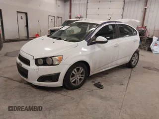 2012 Chevrolet Sonic LT z VIN 1G1JC5SH3C4105827, wystawiony jako IAAI lot #41580695 z przebiegiem 193 398 mil mil oraz . Historia ofert i sprzedaży dostępna na DreamBid. Obrazek 17.