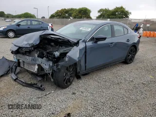 2022 Mazda 3 Carbon Edition z VIN 3MZBPACL2NM305128, wystawiony jako Copart lot #60496095 z przebiegiem Nie podano mil oraz Szkoda całkowita • Salvage title. Historia ofert i sprzedaży dostępna na DreamBid. Obrazek 1.