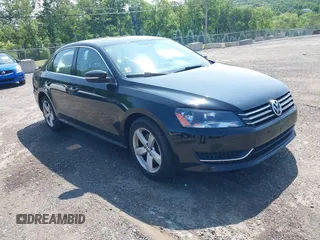 2013 Volkswagen Passat SE z VIN 1VWBP7A37DC080758, wystawiony jako IAAI lot #42409757 z przebiegiem 122 052 mil mil oraz . Historia ofert i sprzedaży dostępna na DreamBid. Obrazek 1.
