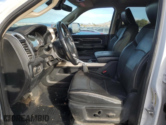 2020 Ram 3500 Laramie z VIN 3C63R3MLXLG293695, wystawiony jako Copart lot #45008095 z przebiegiem 102 028 mil mil oraz Szkoda całkowita • Salvage title. Historia ofert i sprzedaży dostępna na DreamBid. Obrazek 7.