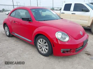 2013 Volkswagen Beetle Entry z VIN 3VWFX7AT6DM603784, wystawiony jako IAAI lot #42310851 z przebiegiem 96 277 mil mil oraz . Historia ofert i sprzedaży dostępna na DreamBid. Obrazek 1.