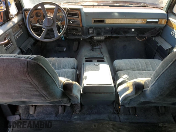 1991 Chevrolet Suburban z VIN 1GNGR26N2MF124400, wystawiony jako Copart lot #85809994 z przebiegiem 160 922 mil mil oraz Czysty tytuł • Clean title. Historia ofert i sprzedaży dostępna na DreamBid. Obrazek 8.