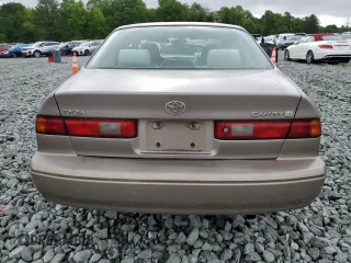 1999 Toyota Camry LE z VIN 4T1BG22K8XU522288, wystawiony jako Copart lot #56928325 z przebiegiem 150 818 mil mil oraz Szkoda całkowita • Salvage title. Historia ofert i sprzedaży dostępna na DreamBid. Obrazek 6.