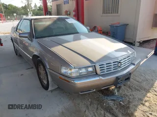 1997 Cadillac Eldorado ESC z VIN 1G6EL12YXVU619553, wystawiony jako IAAI lot #42324158 z przebiegiem 121 311 mil mil oraz . Historia ofert i sprzedaży dostępna na DreamBid. Obrazek 1.