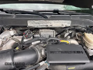 2017 Chevrolet Silverado 3500HD High Country z VIN 1GC4K1EY9HF160774, wystawiony jako Copart lot #58665585 z przebiegiem 388 613 mil mil oraz Tytuł czysty. Historia ofert i sprzedaży dostępna na DreamBid. Obrazek 7.