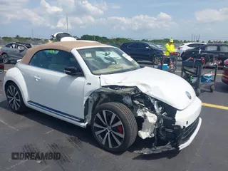 2015 Volkswagen Beetle R-Line z VIN 3VW7T7AT9FM818482, wystawiony jako IAAI lot #42330036 z przebiegiem 106 587 mil mil oraz . Historia ofert i sprzedaży dostępna na DreamBid. Obrazek 1.