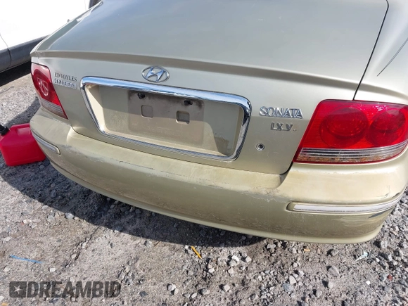 2002 Hyundai Sonata GLS with VIN KMHWF35HX2A506484, listed as a IAAI auction lot 41257939 with 280,153 mi miles. Bid and sale history available at carsss.com. Image 13.