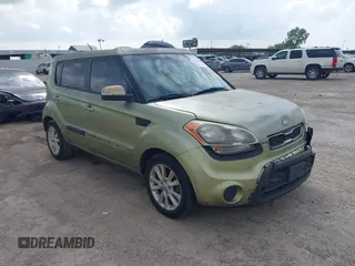 2013 Kia Soul + z VIN KNDJT2A6XD7566691, wystawiony jako IAAI lot #42424742 z przebiegiem 161 113 mil mil oraz . Historia ofert i sprzedaży dostępna na DreamBid. Obrazek 1.