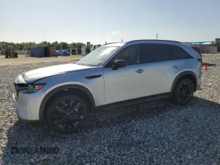 2025 Mazda CX-90 Premium Sport z VIN JM3KKCHD1S1200479, wystawiony jako Copart lot #52495105 z przebiegiem Nie podano mil oraz Tytuł czysty. Historia ofert i sprzedaży dostępna na DreamBid. Obrazek 1.