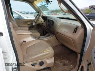 1998 Ford Expedition XLT with VIN 1FMRU1766WLC18376, listed as a IAAI auction lot 41538576 with 176,079 mi miles. Bid and sale history available at carsss.com. Image 5.