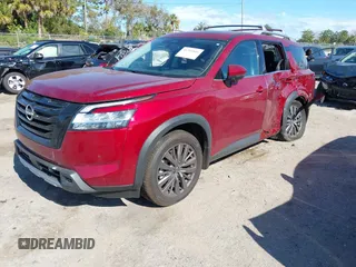 2024 Nissan Pathfinder SL z VIN 5N1DR3CB6RC230381, wystawiony jako IAAI lot #41201816 z przebiegiem 7 245 mil mil oraz . Historia ofert i sprzedaży dostępna na DreamBid. Obrazek 18.