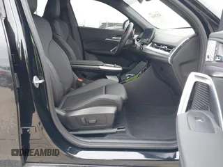 2025 BMW X2 M35i z VIN WBX83GM08S5128489, wystawiony jako IAAI lot #41575416 z przebiegiem 1213 mil mil oraz . Historia ofert i sprzedaży dostępna na DreamBid. Obrazek 5.
