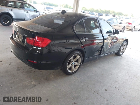 2013 BMW 3 Series 320i xDrive z VIN WBA3C3C56DF982906, wystawiony jako IAAI lot #42395925 z przebiegiem 117 880 mil mil oraz . Historia ofert i sprzedaży dostępna na DreamBid. Obrazek 4.
