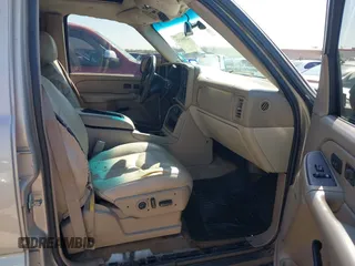 2005 Chevrolet Tahoe Z71 z VIN 1GNEC13TX5R195172, wystawiony jako IAAI lot #42080152 z przebiegiem 132 905 mil mil oraz . Historia ofert i sprzedaży dostępna na DreamBid. Obrazek 5.