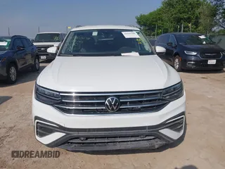 2024 Volkswagen Tiguan SE with VIN 3VV3B7AX9RM098307, listed as a IAAI auction lot 41941586 with 16,945 mi miles and . Bid and sale history available at DreamBid. Image 12.