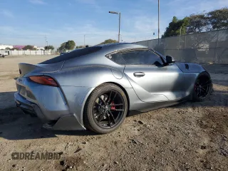2022 Toyota Supra 3.0 z VIN WZ1DB0C0XNW046741, wystawiony jako Copart lot #43457735 z przebiegiem Nie podano mil oraz Szkody całkowita. Historia ofert i sprzedaży dostępna na DreamBid. Obrazek 3.