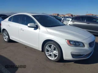 2015 Volvo S60 T5 Drive-E Premier z VIN YV140MFB4F2301427, wystawiony jako IAAI lot #41677045 z przebiegiem 103 262 mil mil oraz . Historia ofert i sprzedaży dostępna na DreamBid. Obrazek 1.