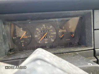 1993 Volvo 240 z VIN YV1AW8808P1945301, wystawiony jako Copart lot #76269044 z przebiegiem 121 083 mil mil oraz Nie do naprawy. Historia ofert i sprzedaży dostępna na DreamBid. Obrazek 9.