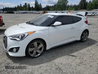 2013 Hyundai Veloster Turbo z VIN KMHTC6AE2DU163017, wystawiony jako Copart lot #56804365 z przebiegiem 105 325 mil mil oraz Czysty tytuł • Clean title. Historia ofert i sprzedaży dostępna na DreamBid. Obrazek 1.