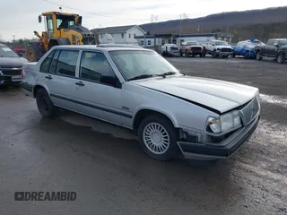 1992 Volvo 900 GLS z VIN YV1JS8839N3093757, wystawiony jako IAAI lot #41888645 z przebiegiem 105 820 mil mil oraz . Historia ofert i sprzedaży dostępna na DreamBid. Obrazek 1.