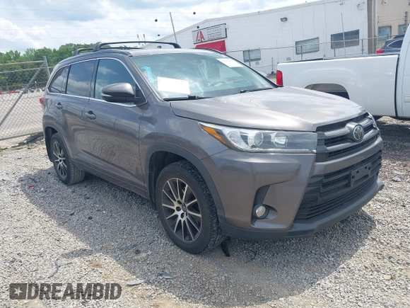 2018 Toyota Highlander SE z VIN 5TDJZRFH6JS495380, wystawiony jako IAAI lot #42427831 z przebiegiem 117 159 mil mil oraz . Historia ofert i sprzedaży dostępna na DreamBid. Obrazek 1.