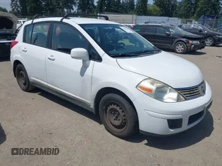 2007 Nissan Versa SL z VIN 3N1BC13E37L398804, wystawiony jako IAAI lot #42490240 z przebiegiem 185 597 mil mil oraz . Historia ofert i sprzedaży dostępna na DreamBid. Obrazek 1.