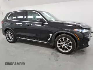 2024 BMW X5 xDrive40i z VIN 5UX23EU04R9T53436, wystawiony jako Copart lot #49401355 z przebiegiem 31 358 mil mil oraz Tytuł czysty. Historia ofert i sprzedaży dostępna na DreamBid. Obrazek 4.