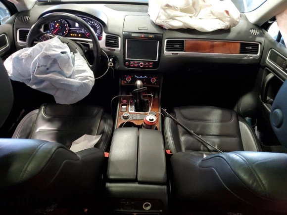 2014 Volkswagen Touareg Lux z VIN WVGEF9BP9ED014963, wystawiony jako Copart lot #50555345 z przebiegiem 153 907 mil mil oraz Szkoda całkowita • Salvage title. Historia ofert i sprzedaży dostępna na DreamBid. Obrazek 8.