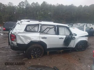 2024 Toyota Land Cruiser z VIN JTEABFAJ9RK004196, wystawiony jako IAAI lot #40875883 z przebiegiem 7 025 mil mil oraz . Historia ofert i sprzedaży dostępna na DreamBid. Obrazek 13.