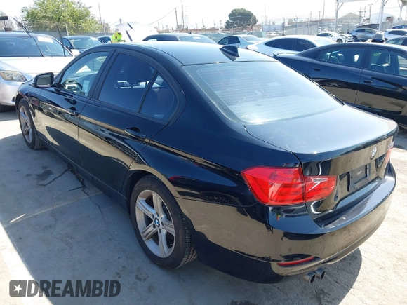 2013 BMW 3 Series 328i z VIN WBA3A5C52DF603241, wystawiony jako IAAI lot #42518837 z przebiegiem 107 281 mil mil oraz . Historia ofert i sprzedaży dostępna na DreamBid. Obrazek 3.