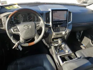 2016 Toyota Land Cruiser z VIN JTMCY7AJ2G4041240, wystawiony jako Copart lot #74304804 z przebiegiem 39 297 mil mil oraz Szkoda całkowita • Salvage title. Historia ofert i sprzedaży dostępna na DreamBid. Obrazek 8.
