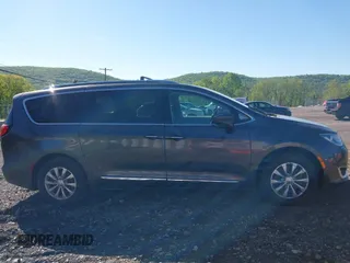 2018 Chrysler Pacifica Touring L with VIN 2C4RC1BG1JR112084, listed as a IAAI auction lot 42206441 with 163,952 mi miles and . Bid and sale history available at DreamBid. Image 13.
